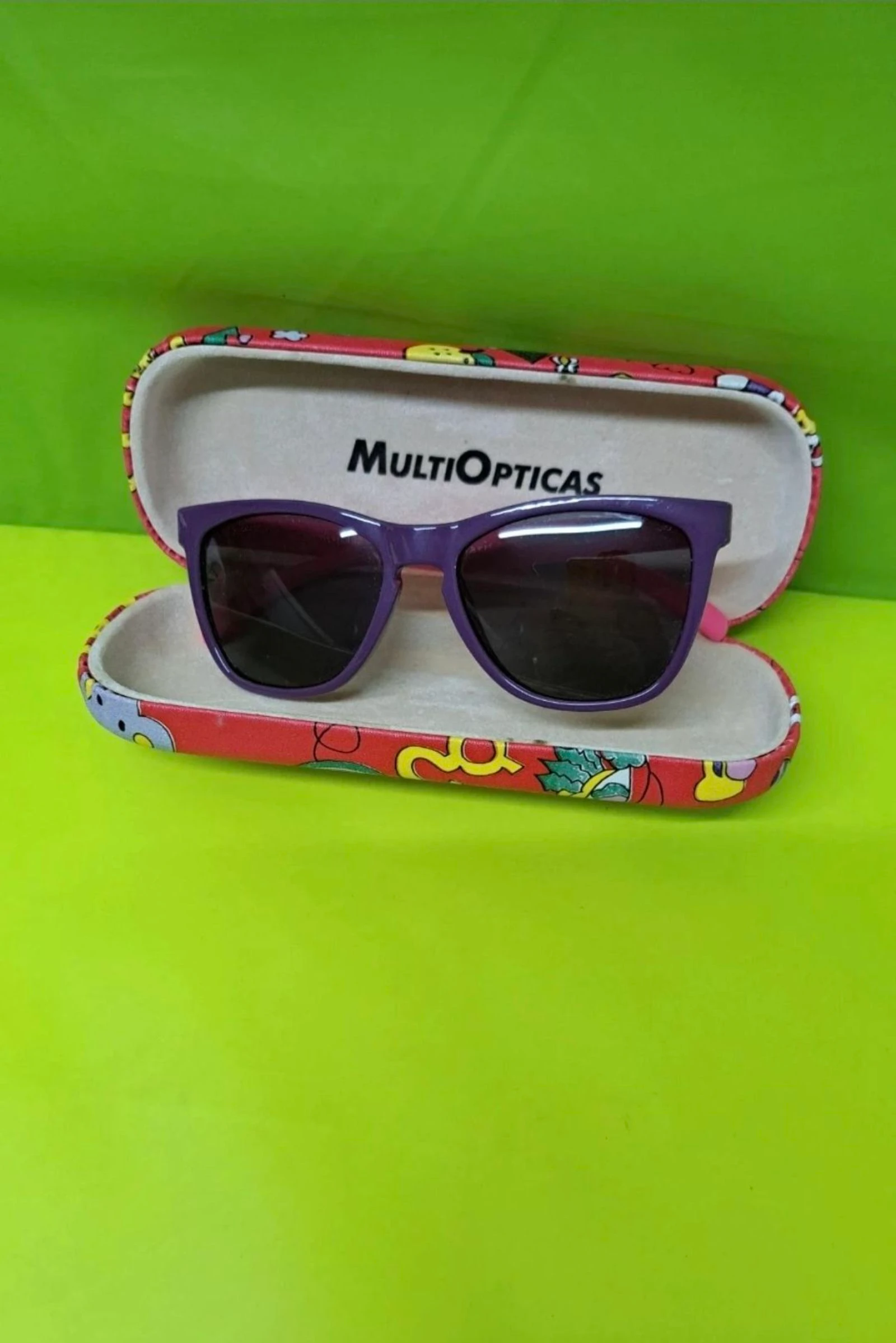 Óculos roxo Solaris.
